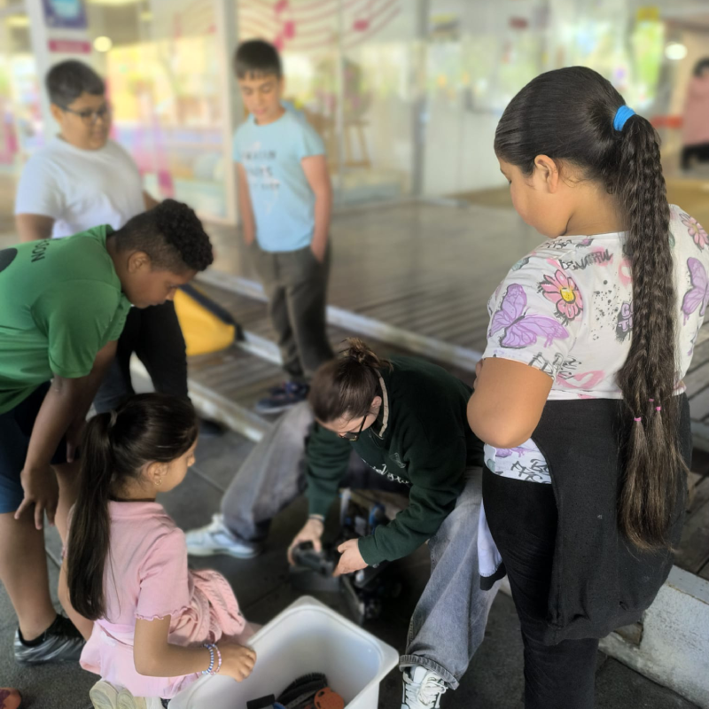 Estudiantat de l'EEBE col·labora amb infants i joves de La Mina en un projecte de robòtica per despertar vocacions científiques