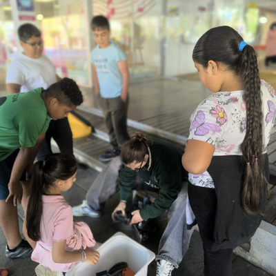 Estudiantat de l'EEBE col·labora amb infants i joves de La Mina en un projecte de robòtica per despertar vocacions científiques
