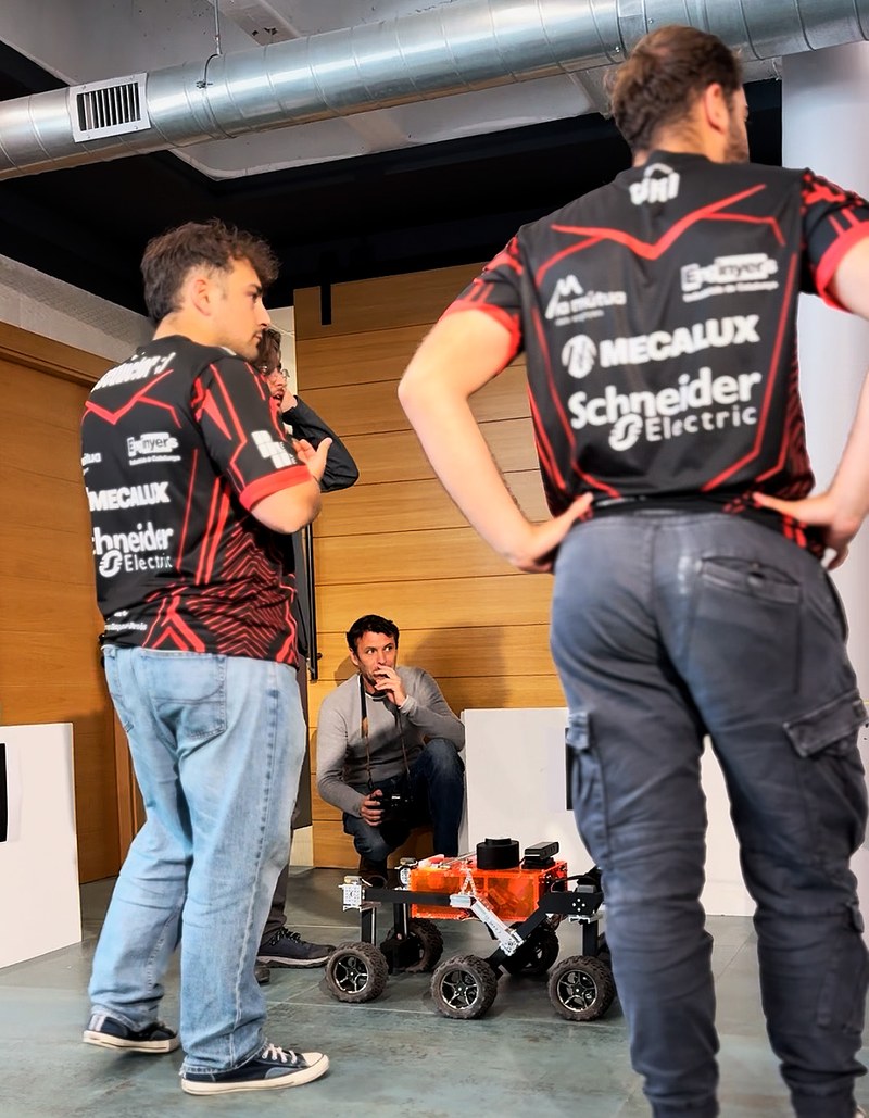 Membres-Pucra-participant-Sener-CEA’s-Bot-Talent-rover-PHOENYX-I.jpg