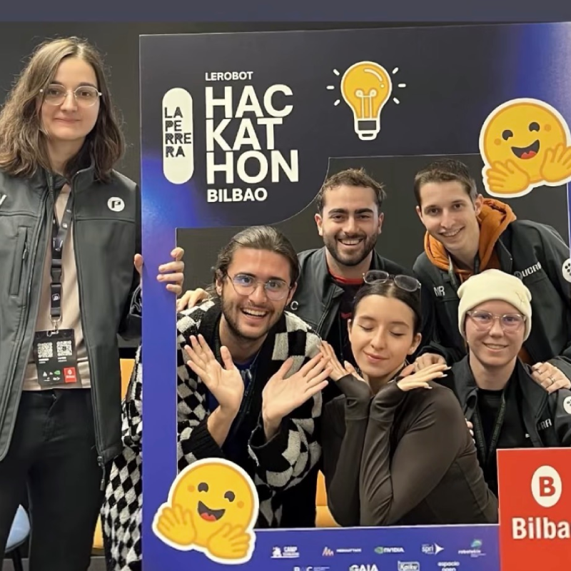 PUCRA destaca a la Hackathon LeRobot amb una solució de robòtica autònoma